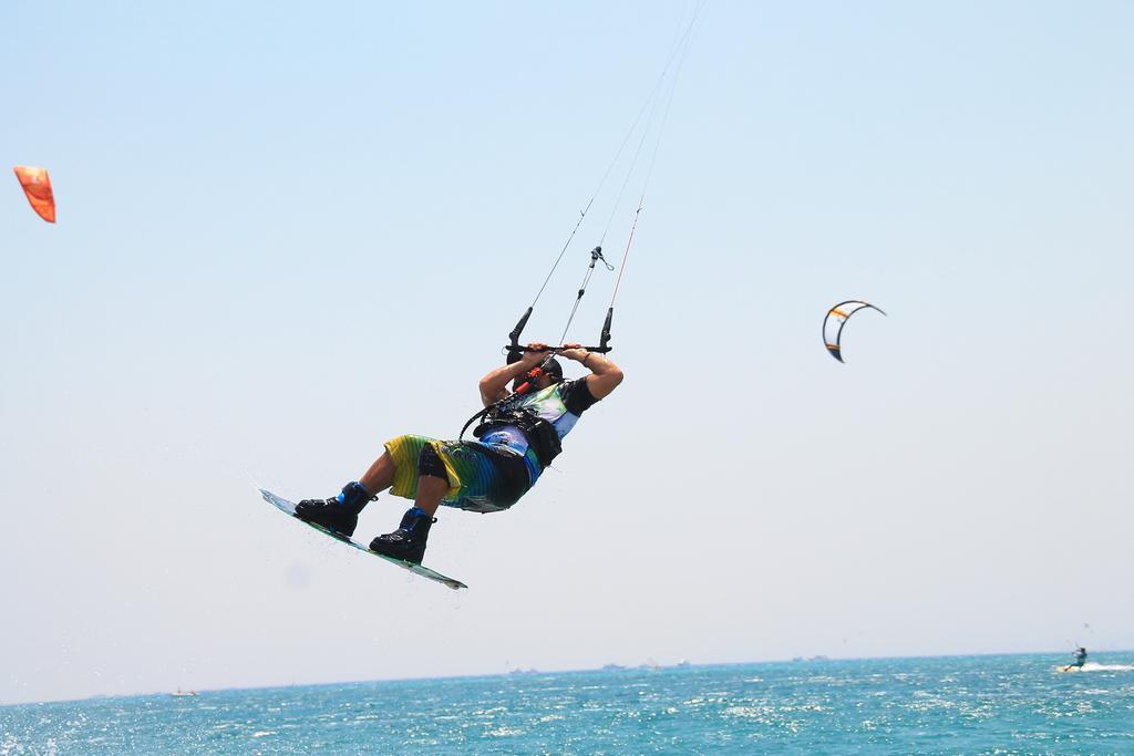 Tropical Surf House Okinawa Hotel อนนะ ภายนอก รูปภาพ
